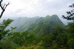 八丁尾根を望む
